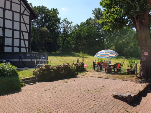 Blick auf Pool und Spielwiese