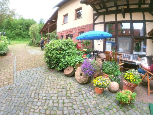 Hofbereich mit Weg zum Bahnradweg in 400 m über Mühlenweg