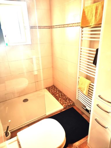 Begehbare Dusche für beide Zimmer